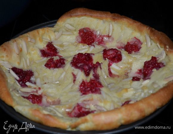 Блинчик вздуется. Достанем из духовки. Разрезаем, присыпаем сахарной пудрой и подаем со взбитыми сливками по желанию. Приятного аппетита.