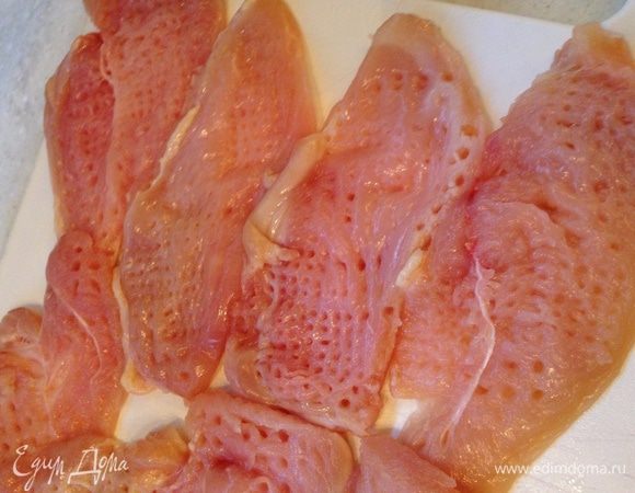 Все кусочки отбиваем и раскладываем на противень