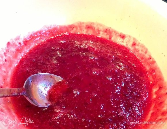 Делаем соус. Клюкву кипятим в эмалированной посуде (как только вскипит убавьте огонь до предельного минимума)