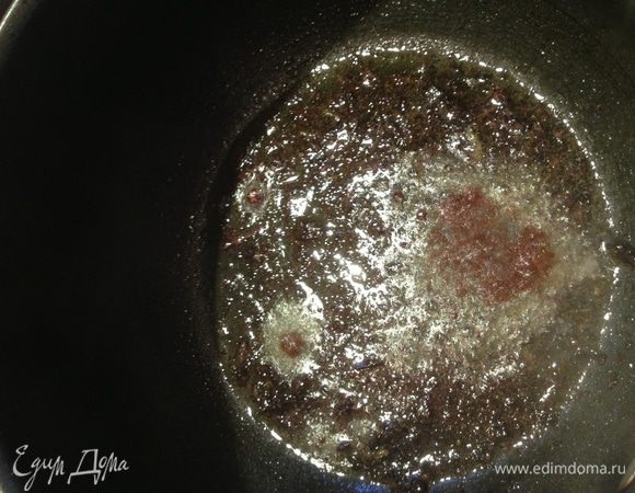 В другой емкости обжариваем на масле базилик ( не долго!)