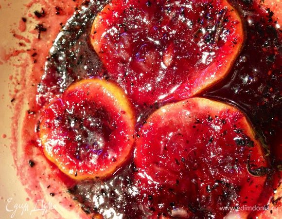 Добавляем базилик к клюкве, перемешиваем, добавляем остальные продукты (лимон лучше выжать) и продолжаем держать на огне. Через минуты 2 добавляем сливки (не пугайтесь лимона, сливки схватятся через полминуты!), постоянно перемешиваем и снимаем с огня через минуту.