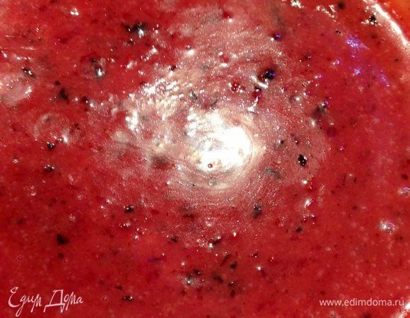 Мне захотелось пюрировать соус и я его немного взбила блендером