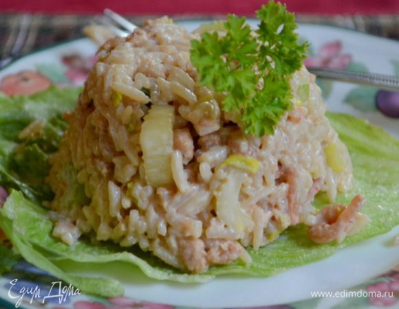 Подаем на салатном листе . Украсим свежей петрушкой. Приятного аппетита.