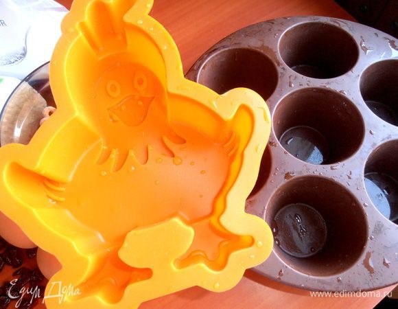 Я взяла такие силиконовые формы... Главное условие - чтобы умещались на тарелку в СВЧ и не тормозили вращение при выпекании...