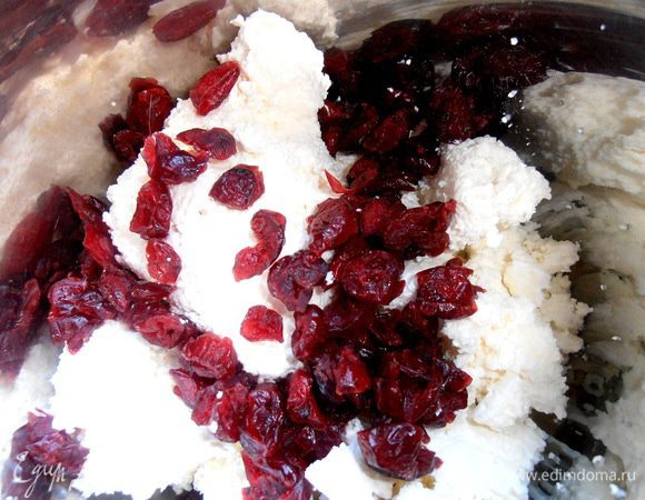В ёмкость для взбивания помещаем творог (у меня обезжиренный!) и горсть клюквы или других ягод...