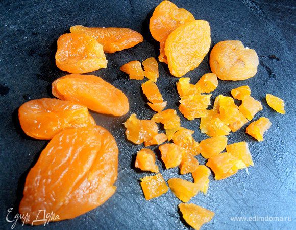 Далее нарезаем курагу (а можно тоже её пустить под блендер,но мне захотелось кусочками порезать!)
