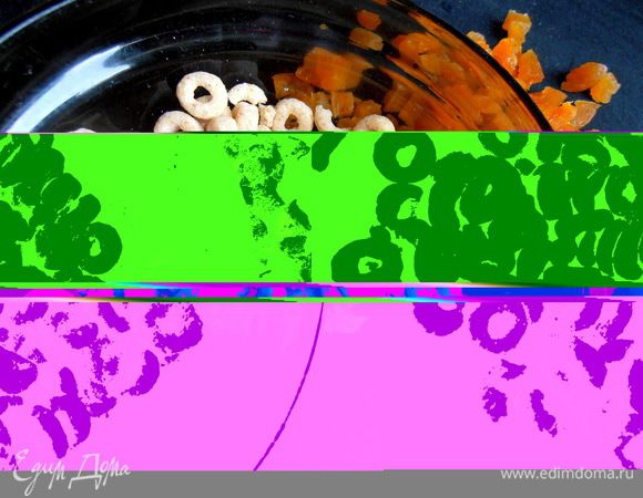 Ещё нужны нам вот такие колечки из сухих завтраков или любое печенье в крошке для впитывания лишней влаги при выпекании...