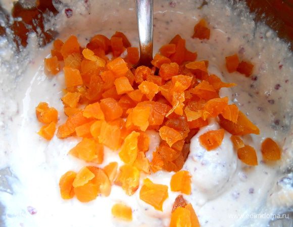 Курагу перемешиваем с творожком...