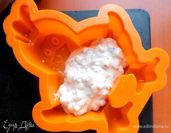 Обмазываем формочку растительным маслом и начинаем выкладывать перемешанную массу...