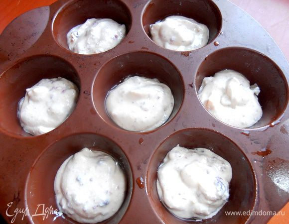 Оставшейся массы у меня хватило на то,чтобы заполнить форму для кексов наполовину!