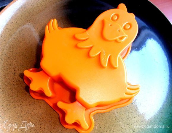 Переворачиваем осторожно "петушка" на блюдо...