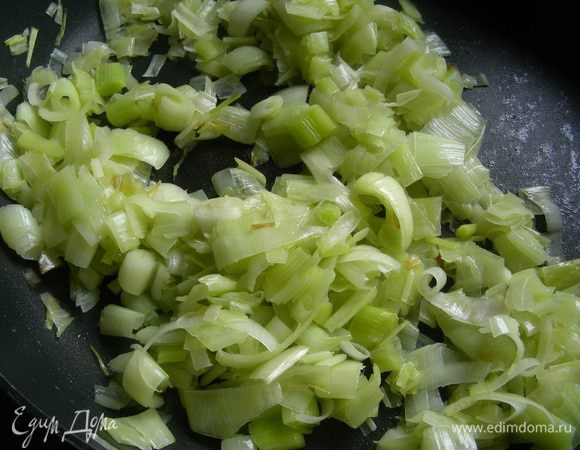 Лук-порей режем тонкими кружочками. В оригинале его предлагают отварить в пароварке 10 минут, я его решила обжарить на небольшом количестве оливкового масла до мягкости.
