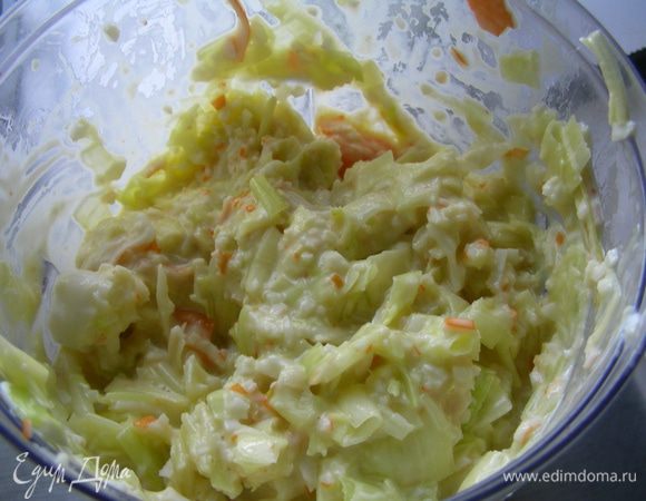 В чашу блендера закладываем все ингредиенты и взбиваем. Я это делаю в режиме пульса, так как мне нравится, чтобы кусочки оставались. 
