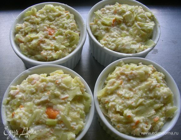 Формочки смазываем сливочным маслом и выкладываем в них полученную массу. По количеству получается 4 небольшие формочки для суфле. 
Накрываем их фольгой и готовим в пароварке 30 минут. 