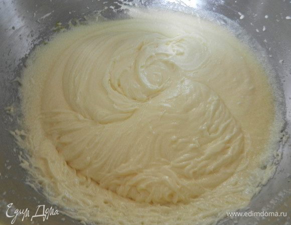 В емкости от миксера взбить 3 ст.л. размягченного слив. масла и 1,5 ст. сахара до получения мягкой массы.