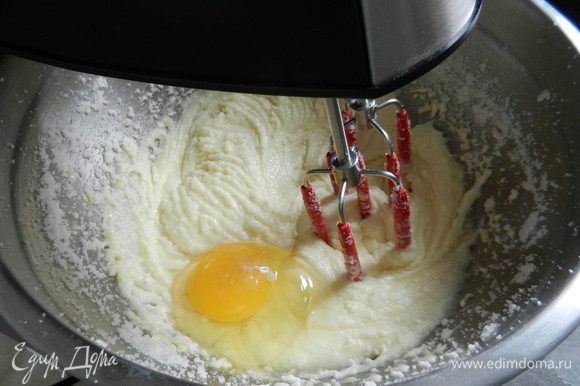 Добавлять 2 яйца по одному, взбивая, затем ванильный экстракт 3/4 ч.л.