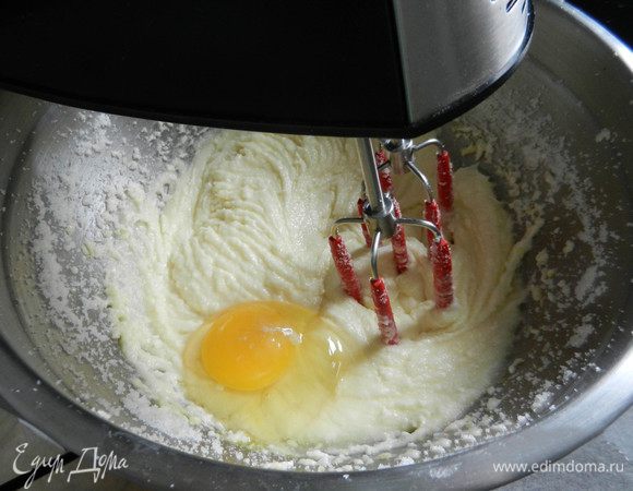 Добавлять 2 яйца по одному, взбивая, затем ванильный экстракт 3/4 ч.л.