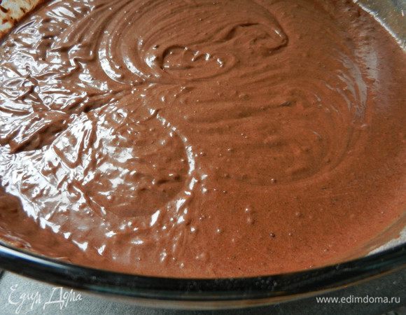 В мучную смесь добавить 1 ст. молока и перемешать до однородности. Теперь время соединить обе смеси и взбить, чтобы не было комков.  