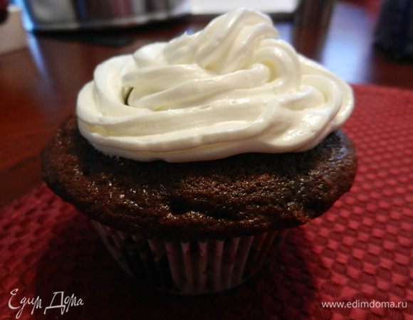 Украсить можно взбитыми сливками. Можно купить готовый крем в магазине или приготовить по ниже-следующему рецепту. 
Примечание:
Извиняюсь, но в рецепте указала двойную порцию крема, т.к. я выпекала двойную порцию маффинов. Если делаете 16 маффинов (1 порция), то составляющие крема нужно уменьшить в  2 раза. Спасибо.