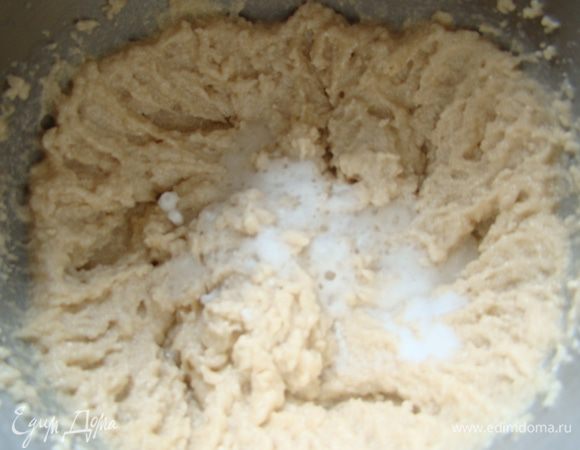 Добавляем гашеную лимонным соком соду