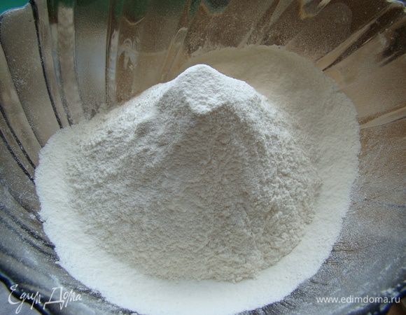 Просеиваем муку с солью