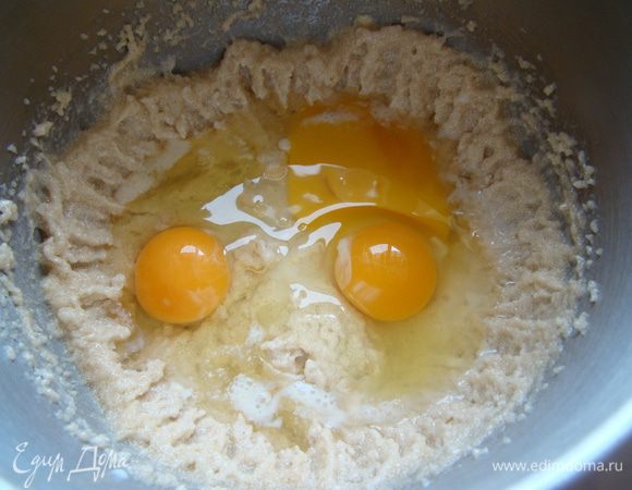 Вбиваем в масляную смесь яйца - продолжаем взбивать