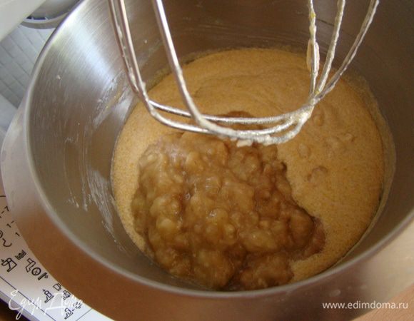 В чашу миксера отправляем банановое пюре