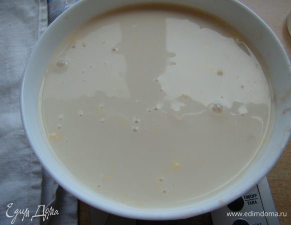 Порциями вливаем пахту и высыпаем муку - хорошо размешиваем