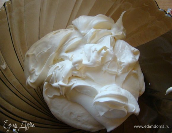 Для крема: взбиваем холодные сливки с половиной сахарной пудры