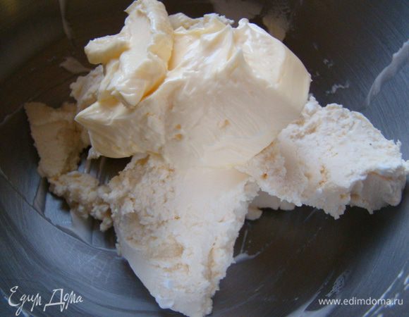 Отдельно взбиваем масло, сыр, сахарную пудру; смешиваем со сливками