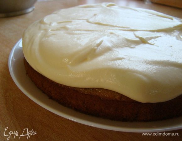 Смазываем остывший корж кремом, накрываем вторым коржом + крем