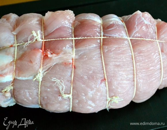 Мякоть грудки индейки перевязать, так как это поможет сохранить мясу компактную форму... Такую процедуру обычно проделывают с любым типом мяса, проходящим тепловую обработку (тушение, в частности..) одним цельным куском...   