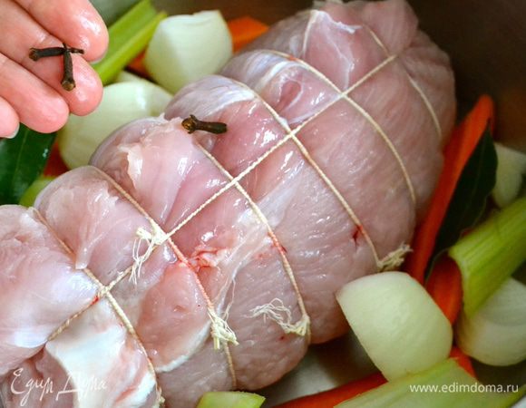 Положить индейку в кастрюлю с толстым дном. Добавить морковь, сельдерей, лук (порезанные крупными кусками), розмарин, лавровые листики, гвоздику и оливковое масло... Я еще добавила 4-5 горошин черного перца.