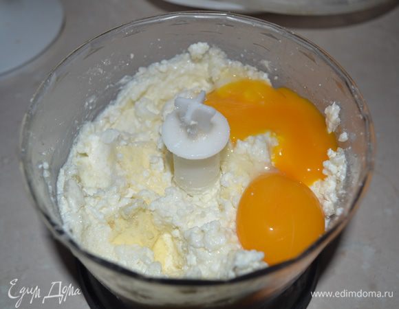 Готовим тесто: в чаше комбайна или миксера разбиваем в крошку муку, сахар, разрыхлитель и сливочное масло. Добавляем яйца и замешиваем мягкое тесто.