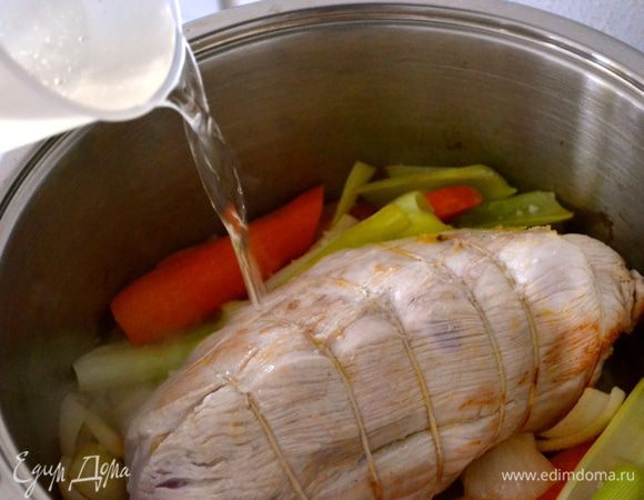 Поставить кастрюлю на огонь и слегка обжарить индейку со всех сторон. Затем залить белым вином и дать пропитаться 3-5 минут... 