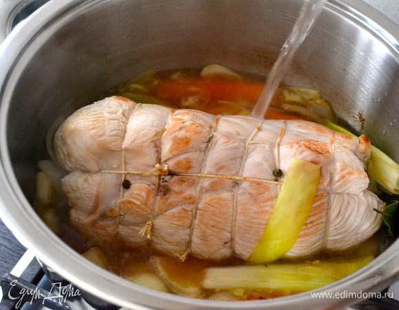 Залить индейку водой (или приготовленным заранее овощным бульоном) так, чтобы жидкость покрывала мясо, накрыть крышкой и варить на среднем огне около 1 часа.   