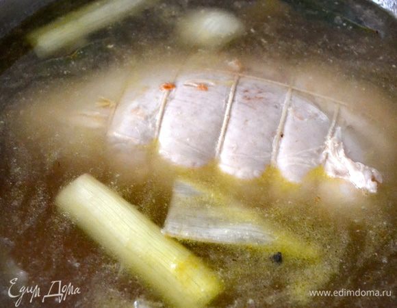 Готовому мясу дать как следует охладиться в той же воде, в которой мы его варили.  