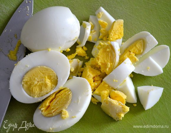 Приготовить соус из тунца. Вареные яйца порезать кусочками (не мелко). 