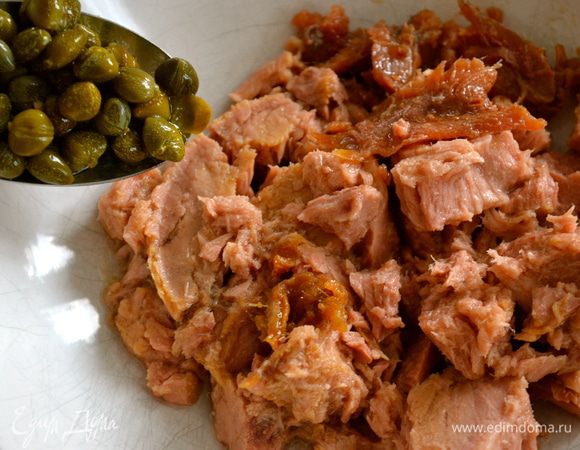 Тунца достать из банки и дать стечь лишнему маслу. Добавить к нему филе анчоусов и ложку каперсов.