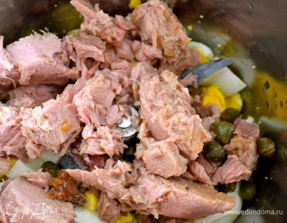 Смешать с яйцами и, добавив немного жидкости от варки мяса индейки (бульона), взбить либо погруженным блендером, либо миксером соус. 