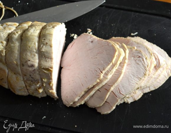 Нарезать ломтики мяса как можно тоньше... Для этого мясо должно быть совершенно остывшим.