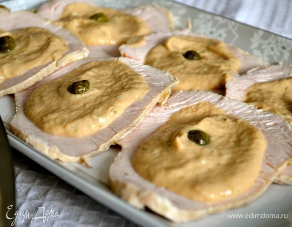 Если Вы подаете блюдо практически сразу, то выложите кусочки мяса на сервировочное блюдо, положите на каждый кусочек немного соуса и подавайте... Лучше всего, однако, дать мясу постоять под этим соусом хотя бы ночь! На следующий день такое блюдо становится только вкуснее!!! )) Поэтому лучше взять плоскую форму (желательно с крышкой) смазать дно формы слегка соусом... Затем выложить слой ломтиков мяса, смазать их полностью тунцовым соусом, сверху снова слой мяса и снова соус... Закрыть крышкой и поставить в холодильник...     