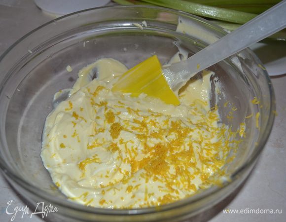 Готовим творожную начинку: творог перемалываем в блендере с сахаром,  ванильным сахаром, мягким маслом и желтками до однообразной массы. Добавляем лимонную цедру.