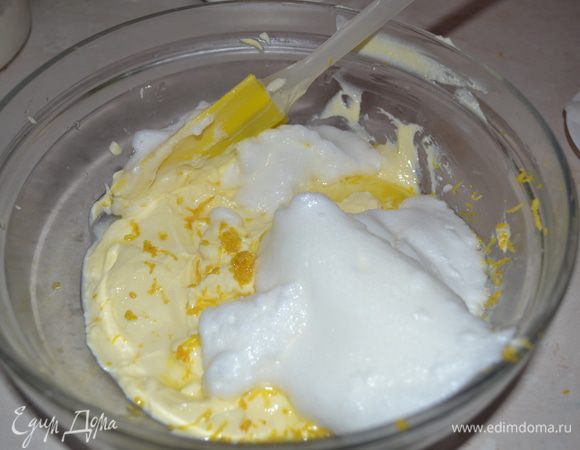 Белки взбиваем в пену и добавляем к творожной начинке. Осторожно перемешиваем.