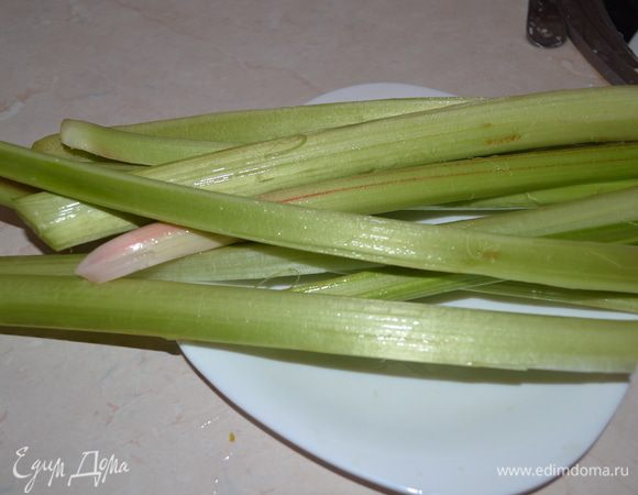 Ревень моем и очищаем, нарезаем на полоски шириной той формы, в которой будем печь пирог.
