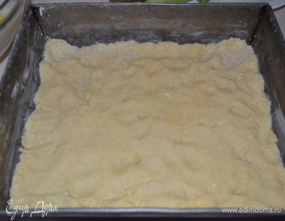 Вынимаем тесто с холодильника, раскачиваем и выкладываем в форму для выпечки.