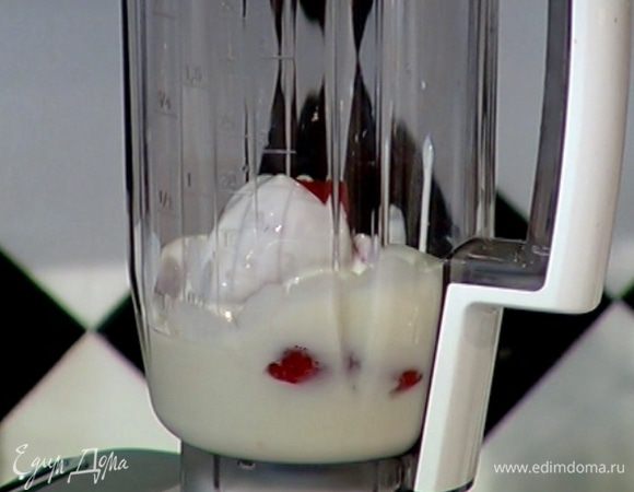 Клубнику промыть и выложить в чашу блендера.