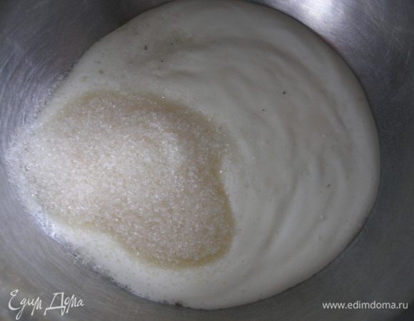 Сметану,сахар,соду и соль смешать.