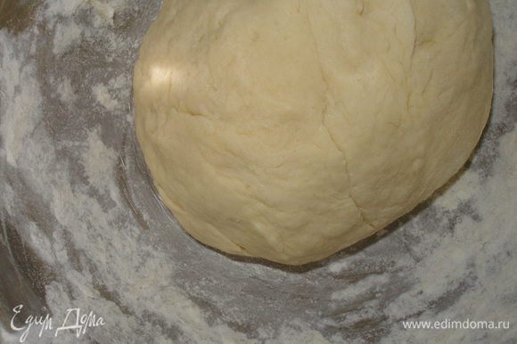 Постепенно добавляя муку замесить гладкое однородное тесто.Дать постоять 20-30 минут.