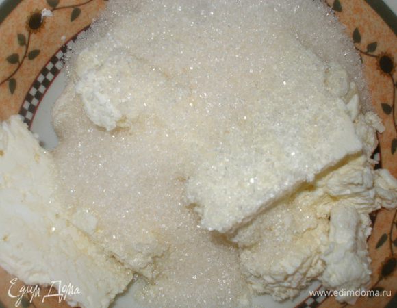 Приготовить начинку.Творог с помощью блендера смешать с сахаром и ванилью.